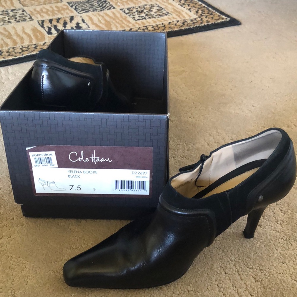 Cole Haan 7.5B Black leather bootie